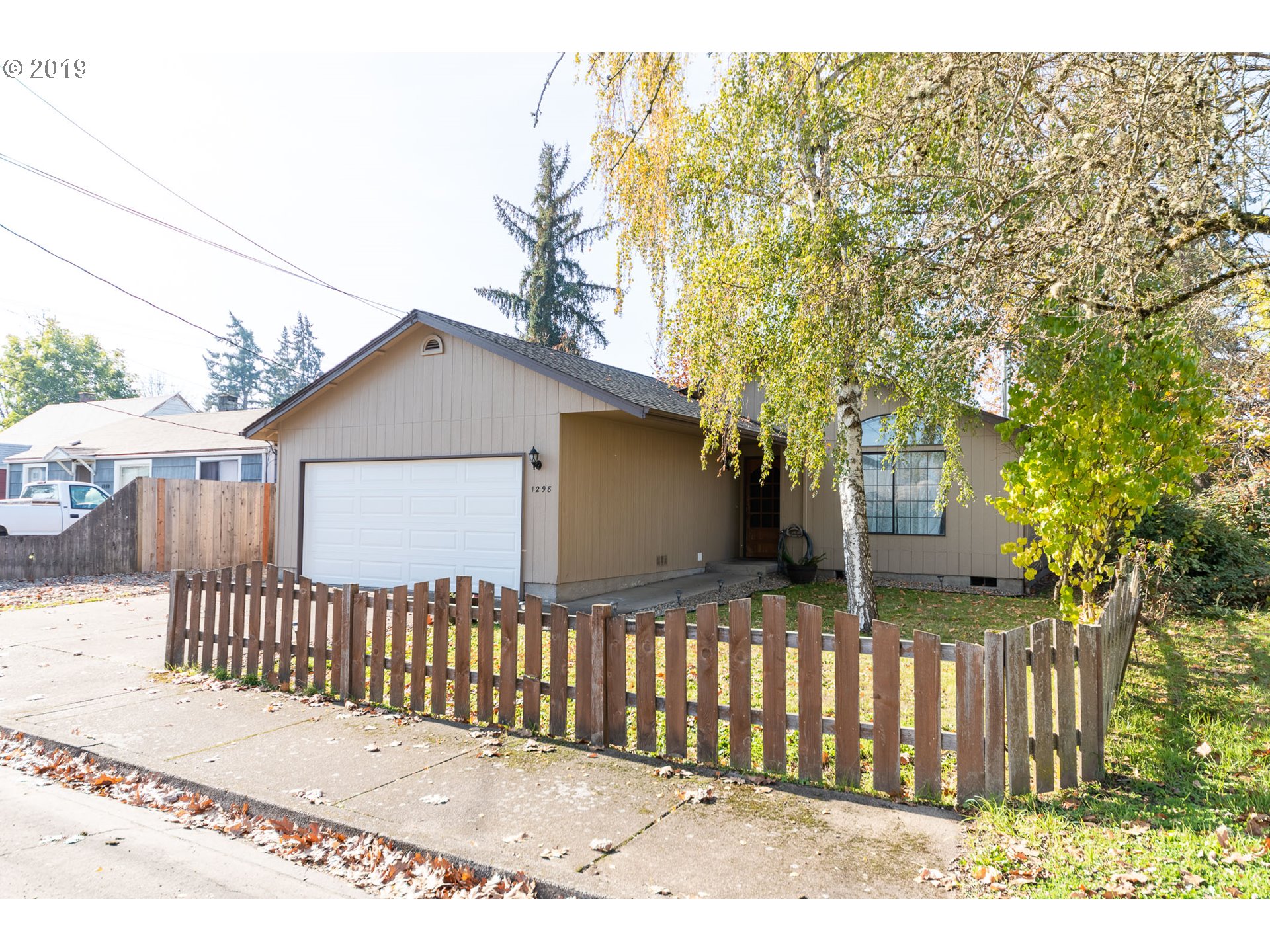1298 8th Street Springfield, OR 97477 - Photo 4 of 25 a front view of a house having yard