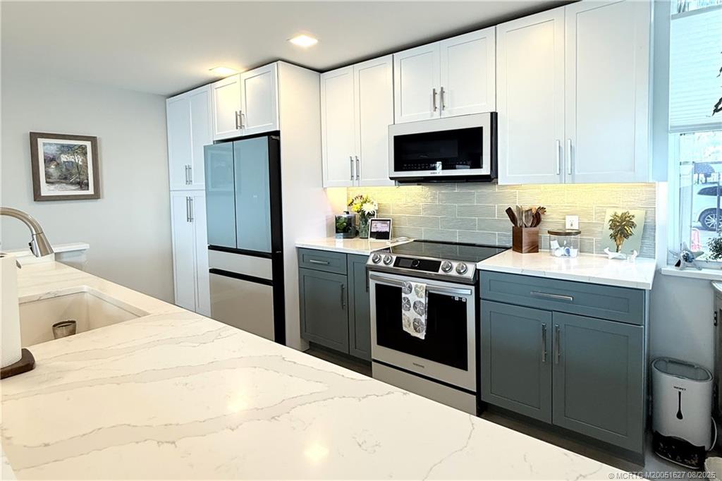 1950 Southwest Palm City Road, Unit 14101 Stuart, FL 34994 - Photo 6 of 36 a kitchen with a sink stove and refrigerator