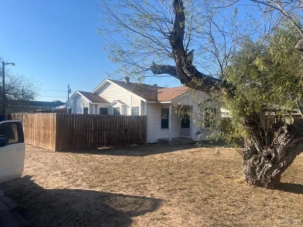$1,200 | 927 South 5th Avenue, Edinburg, TX 78539