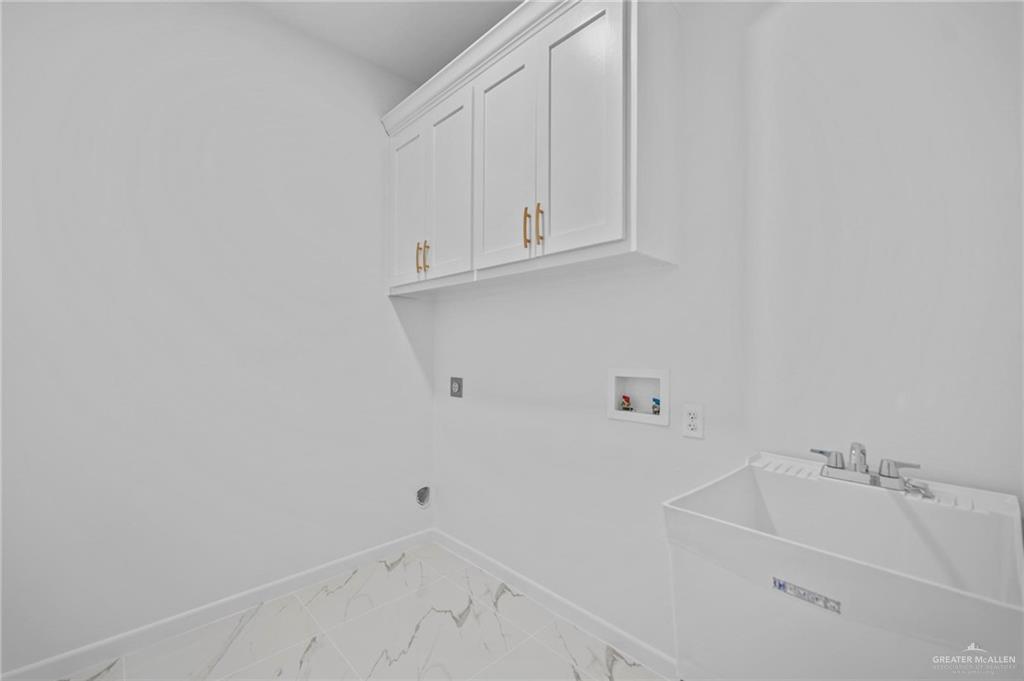 2732 East Conroe Road Edinburg, TX 78542 - Photo 13 of 15 a view of a bathroom