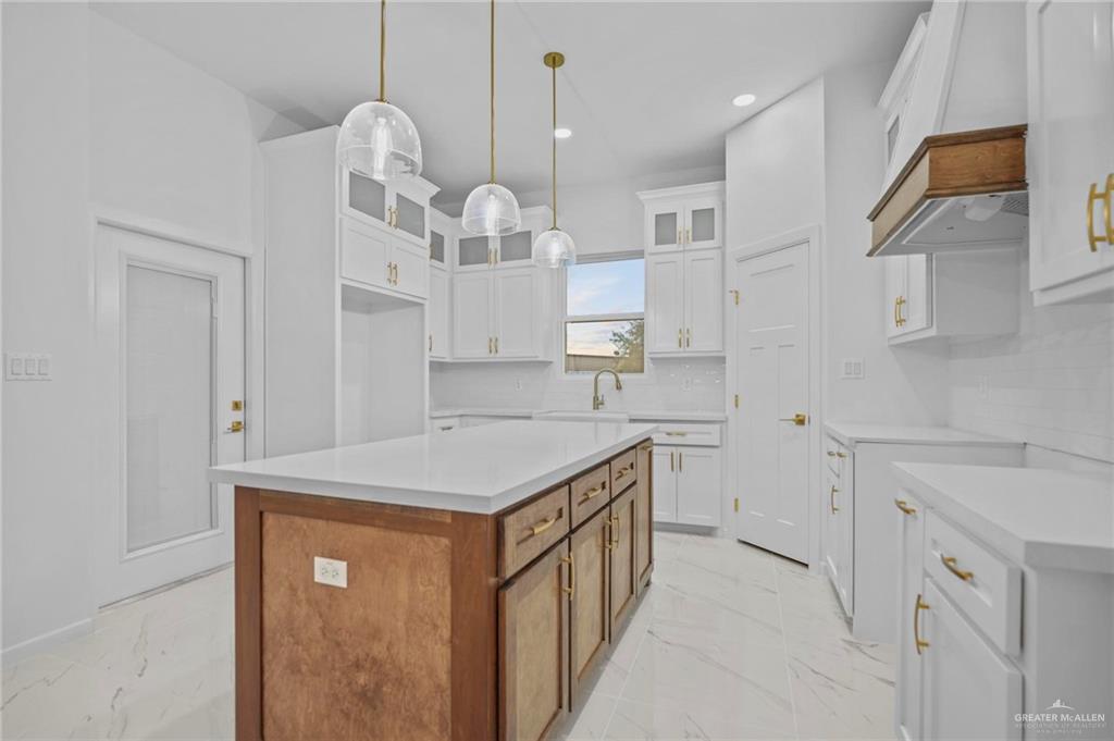 2732 East Conroe Road Edinburg, TX 78542 - Photo 5 of 15 a kitchen that has a lot of cabinets in it