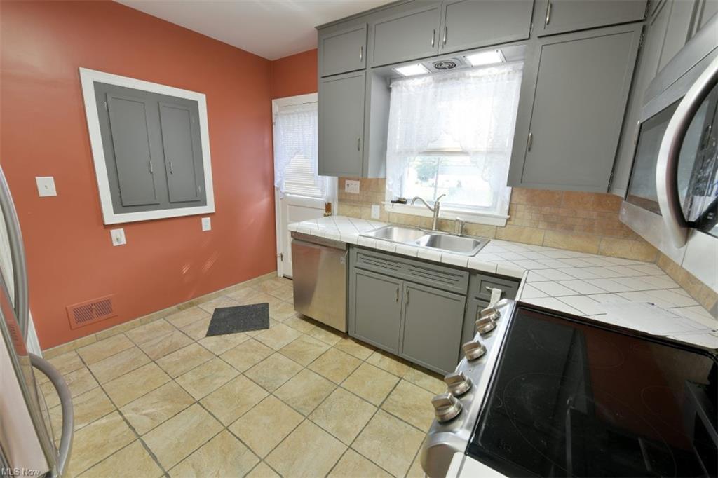 514 Harding Road Zanesville, OH 43701 - Photo 7 of 14