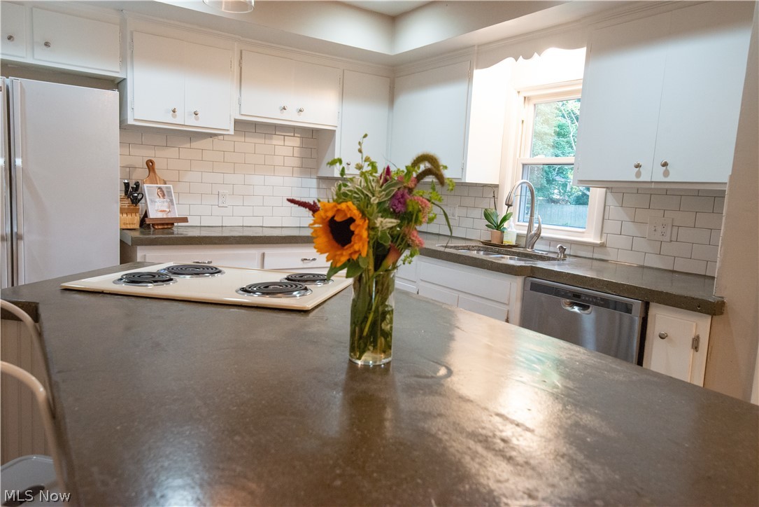 1147 Haverston Road Lyndhurst, OH 44124 - Photo 4 of 21