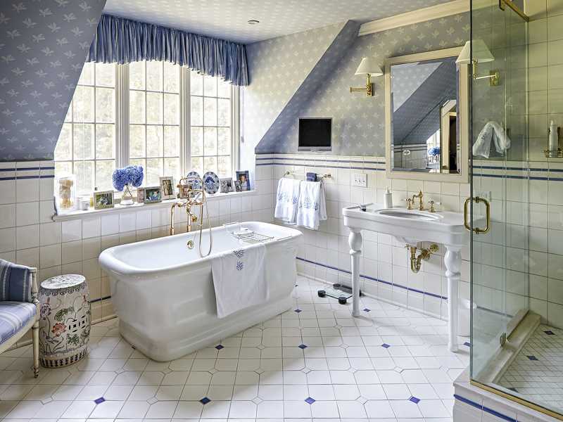 44 Glenville Road Greenwich, CT 06831 - Photo 14 of 25 a bathroom with a bathtub and a sink