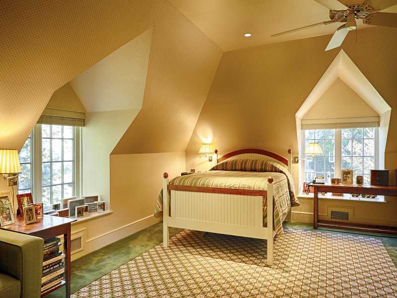 44 Glenville Road Greenwich, CT 06831 - Photo 21 of 25 a room with a bed and a table