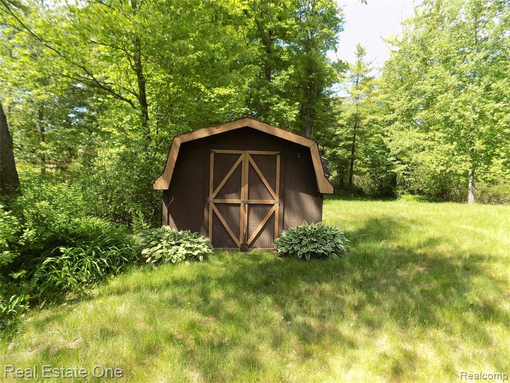 737 East Wardlow Road Highland, MI 48356 - Photo 2 of 18