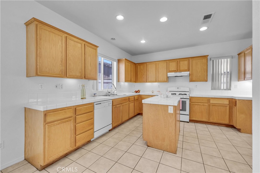 906 Sparrow Way Perris, CA 92571 - Photo 12 of 30