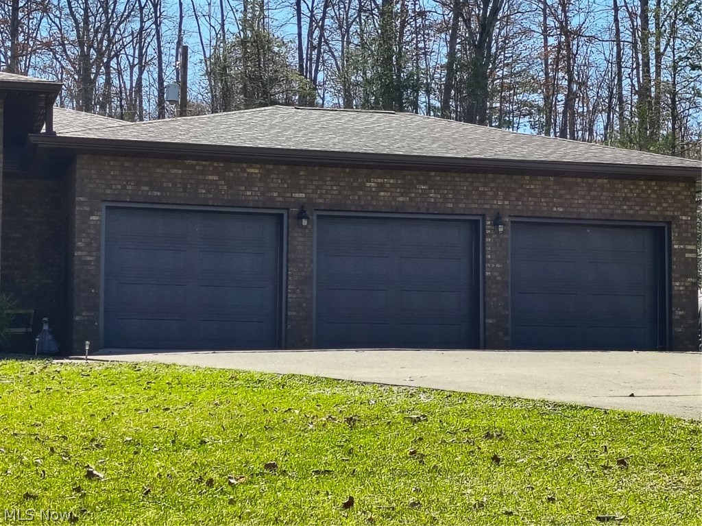 10174 Veto Road Belpre, OH 45714 - Photo 5 of 45 View of three car attached garage
