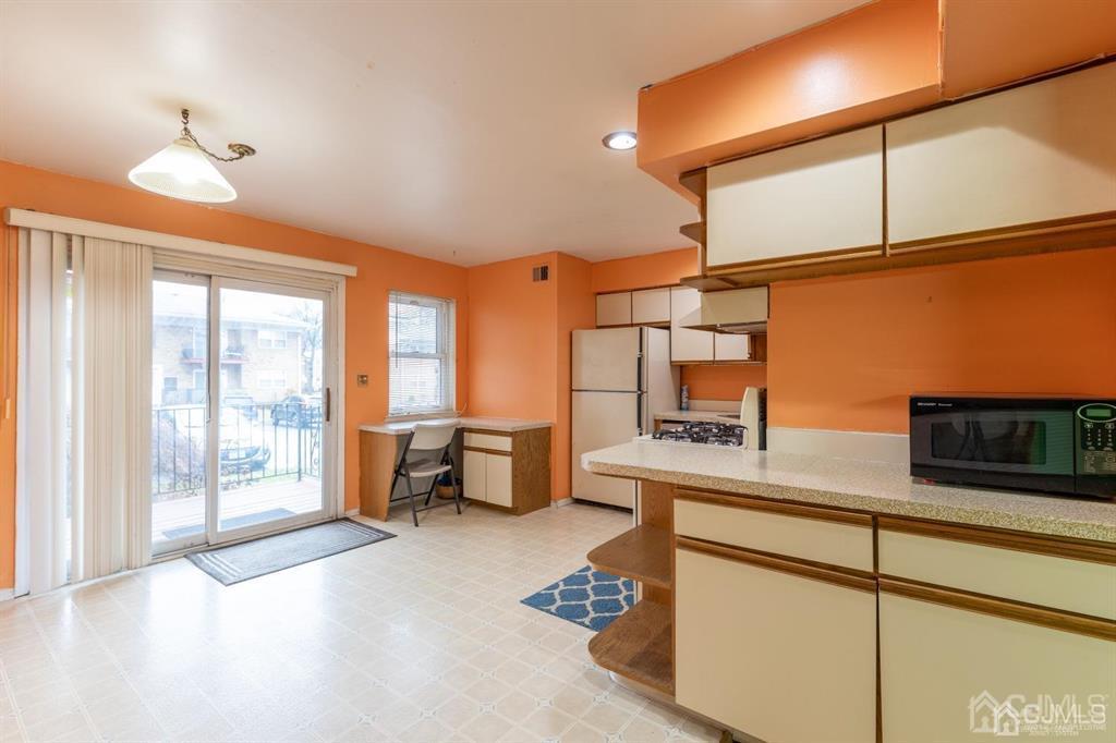 182 Evergreen Road, Unit 9A Edison, NJ 08837 - Photo 4 of 14 Gallery Image 4