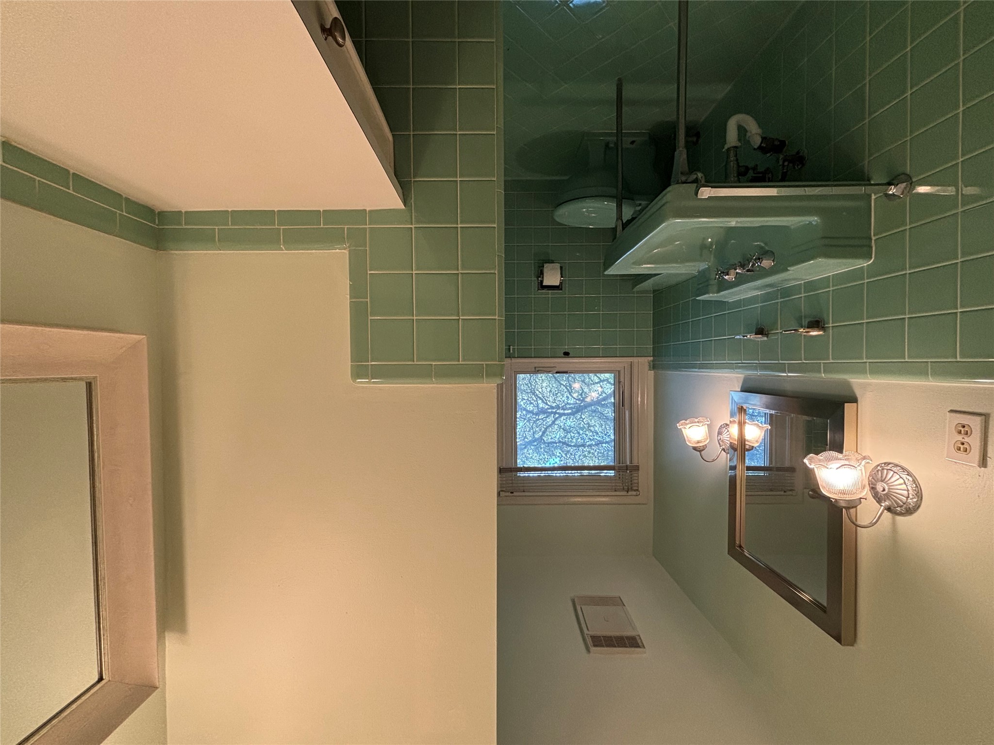 3509 River Road Austin, TX 78703 - Photo 20 of 40 Hall bath, between 2nd & 3rd bedrooms