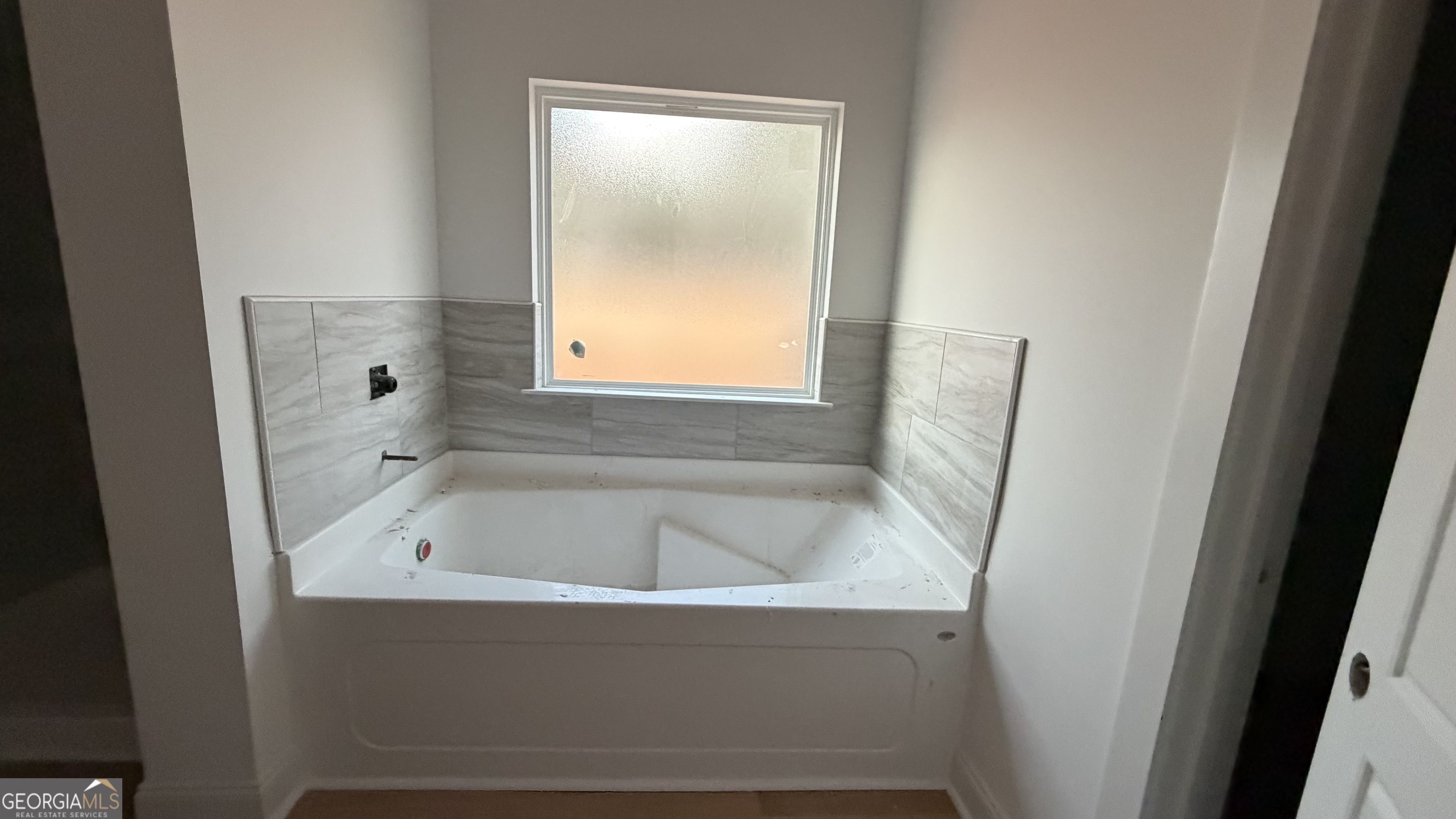 336 Mace Cannon Road Dublin, GA 31021 - Photo 12 of 18 a bathroom with a bathtub