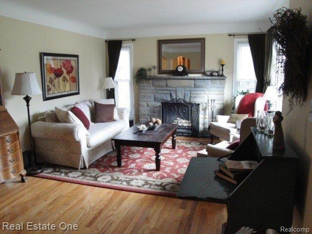 3987 Wakefield Road Berkley, MI 48072 - Photo 3 of 25 Spacious living room