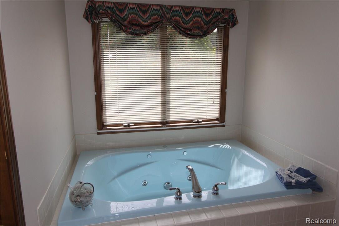 140 Barron Road Holly, MI 48442 - Photo 29 of 48 Master Bath Room
