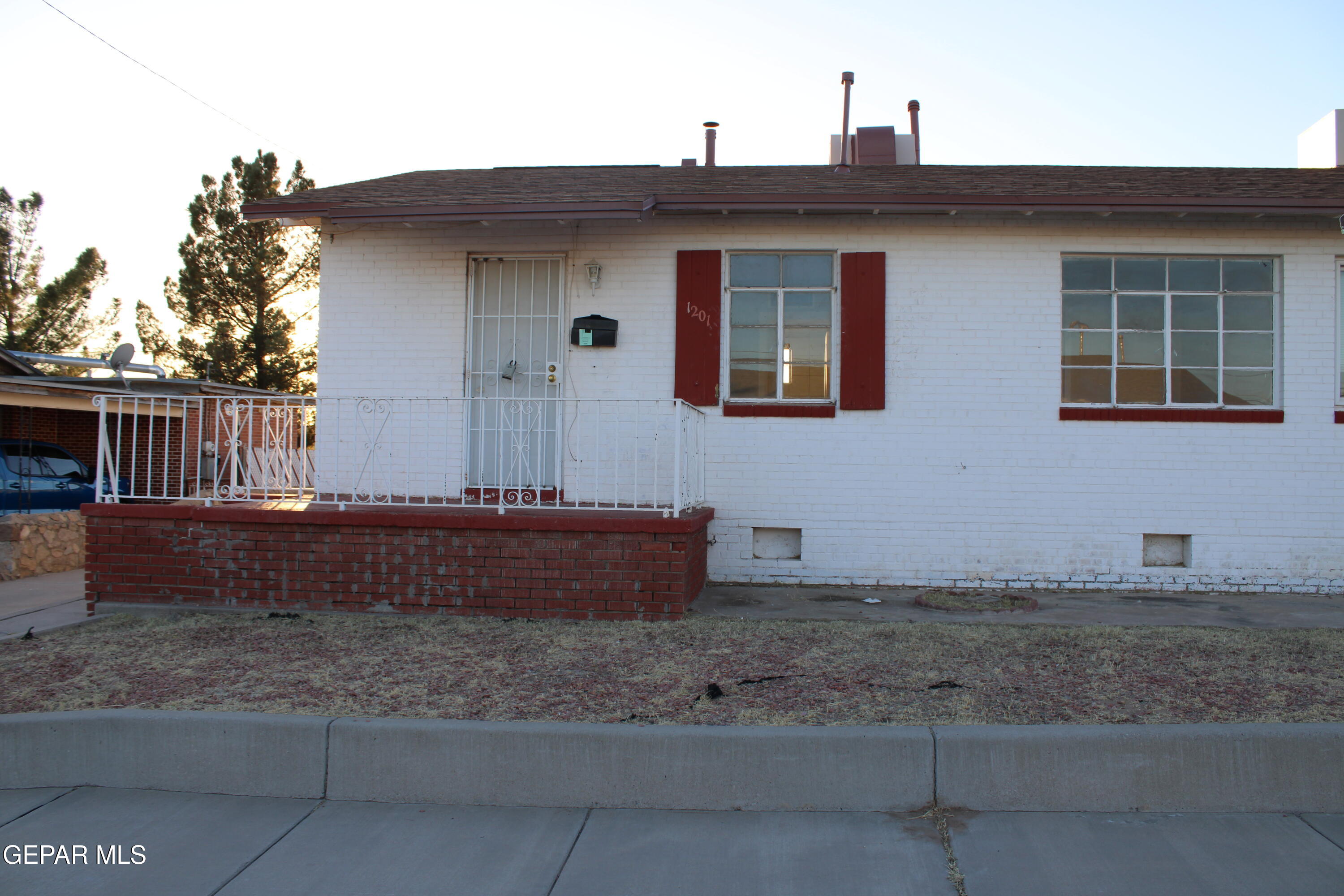 a house view with a outdoor space