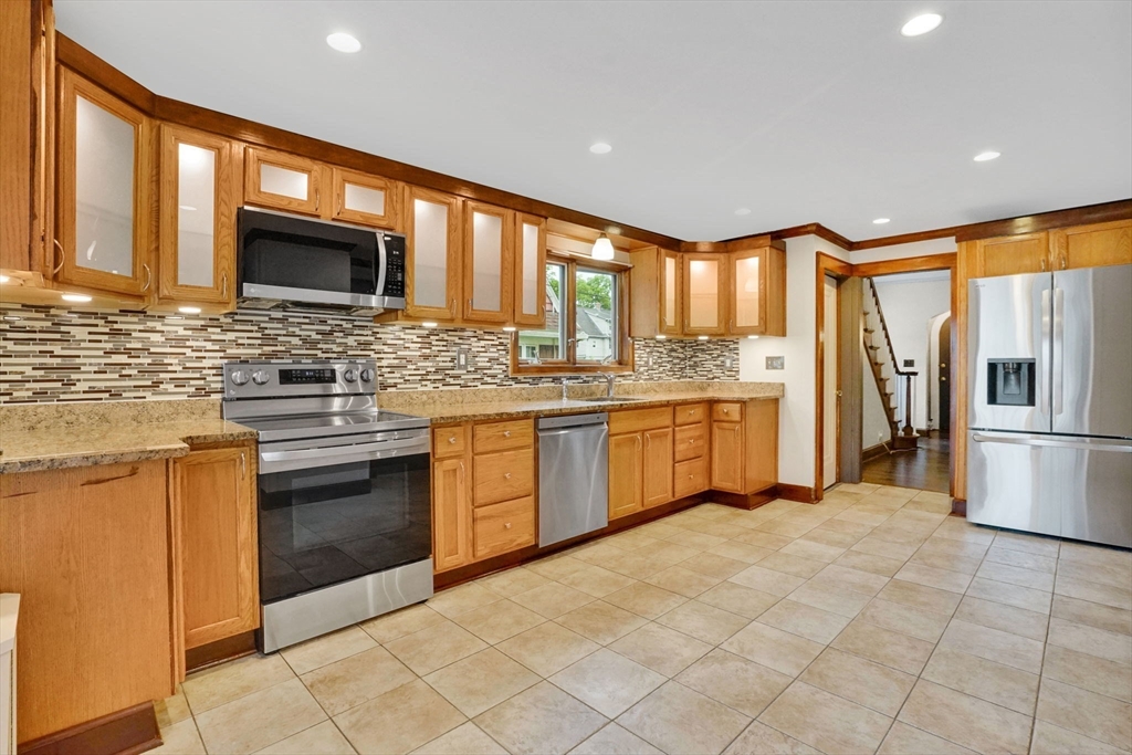33 Olmsted Drive Springfield, MA 01108 - Photo 8 of 23