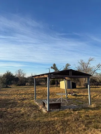 a view of a house with backyard