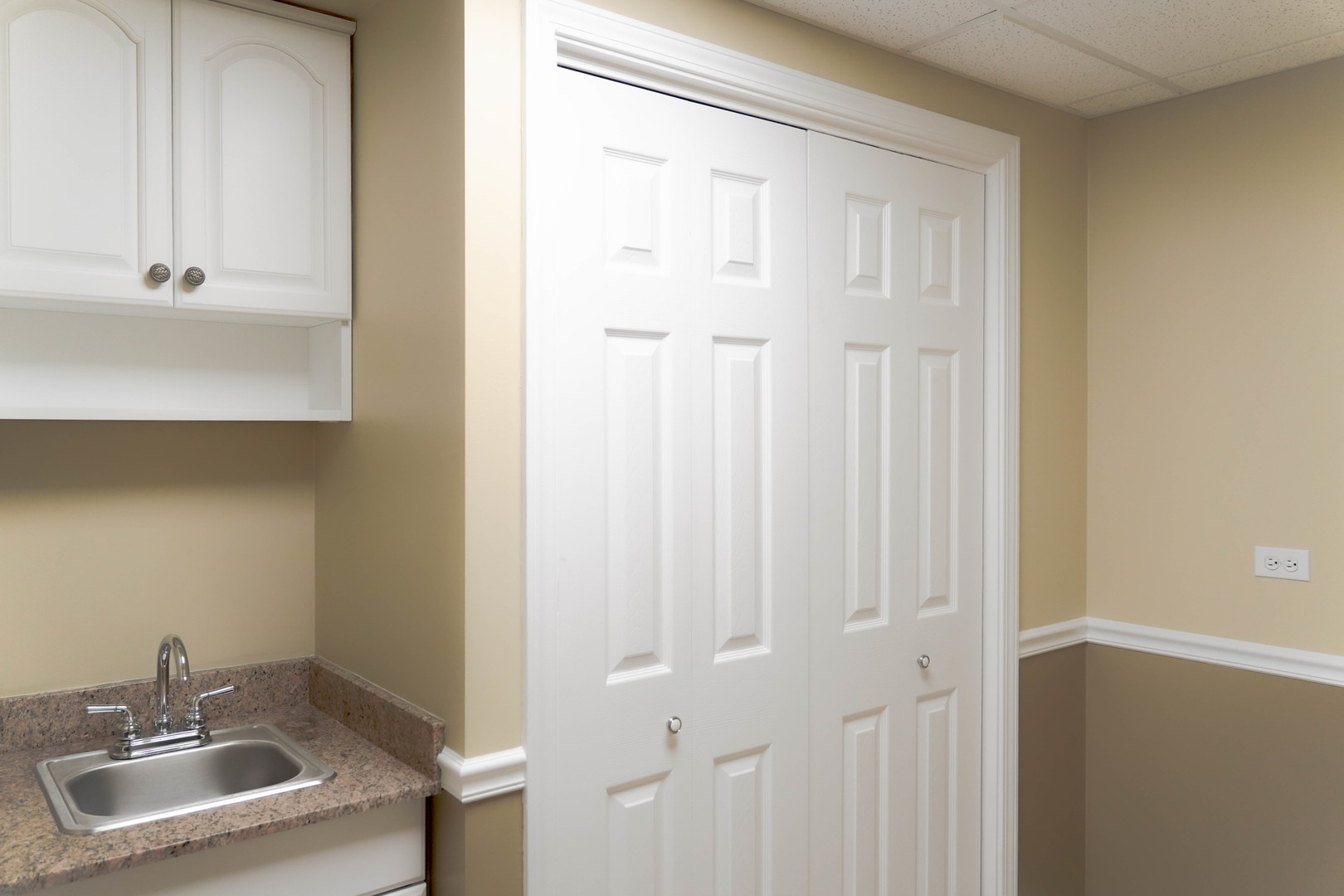 28798 Rivers Edge Drive Cary, IL 60013 - Photo 23 of 46 a bathroom with a sink and a mirror