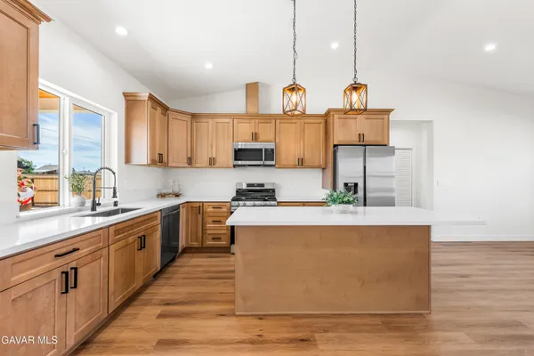 $419,999 | 21860 Bancroft Drive, California City, CA 93505