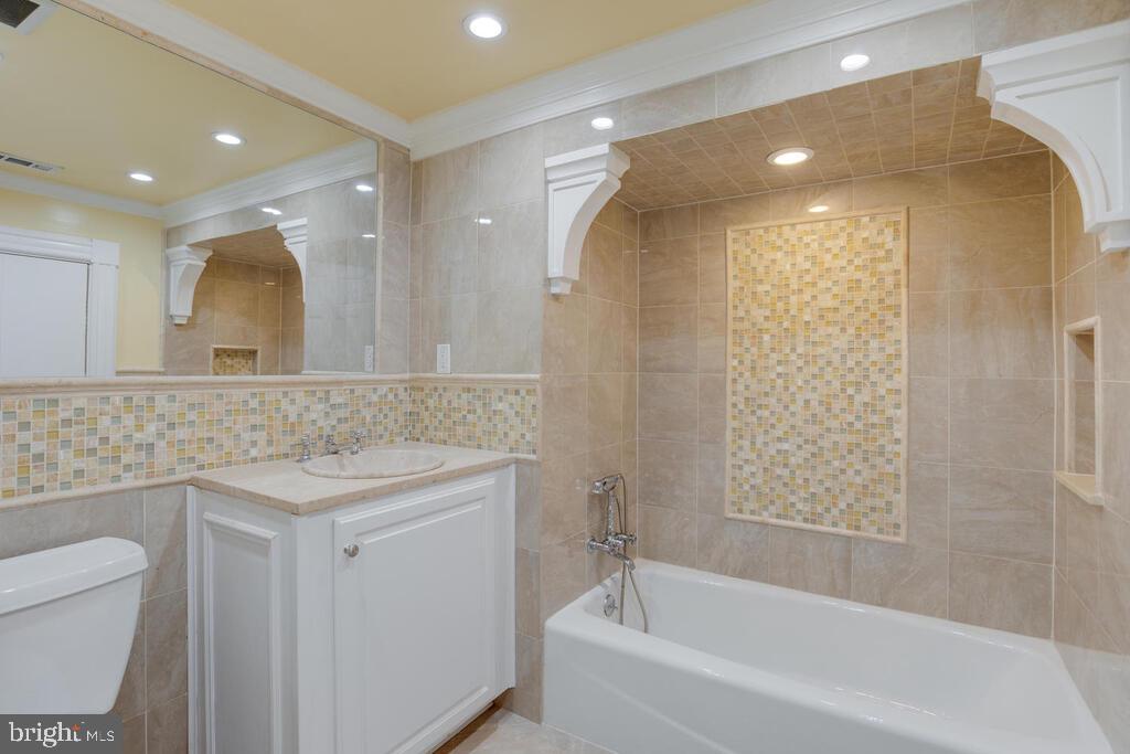 14498 Triadelphia Mill Road Dayton, MD 21036 - Photo 31 of 97 Second Floor hall bath