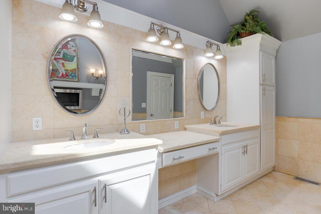 14498 Triadelphia Mill Road Dayton, MD 21036 - Photo 38 of 97 Primary Bath Suite