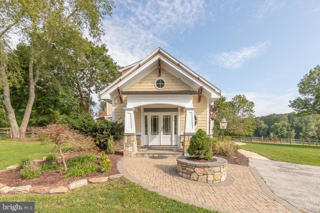 14498 Triadelphia Mill Road Dayton, MD 21036 - Photo 79 of 97 View from driveway to kitchen entry