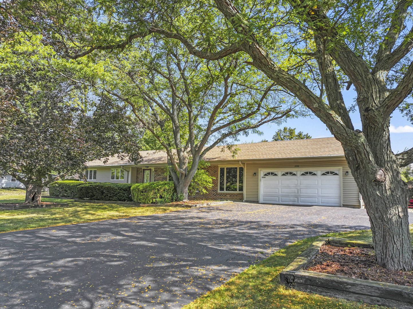 2226 Shannondale Drive Green Oaks, IL 60048 - Photo 2 of 37