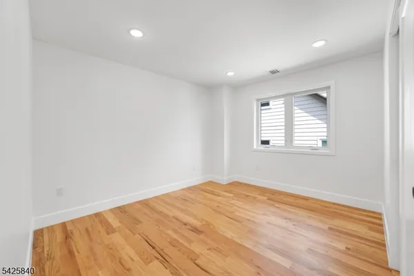 $4,800 | 270 Lafayette Avenue, Unit 2, Lyndhurst, NJ 07071