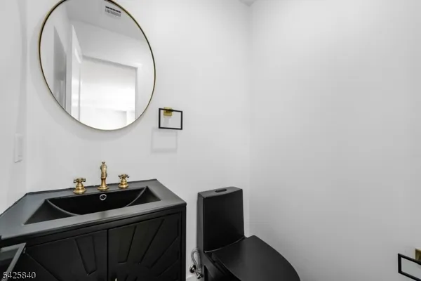 $4,800 | 270 Lafayette Avenue, Unit 2, Lyndhurst, NJ 07071