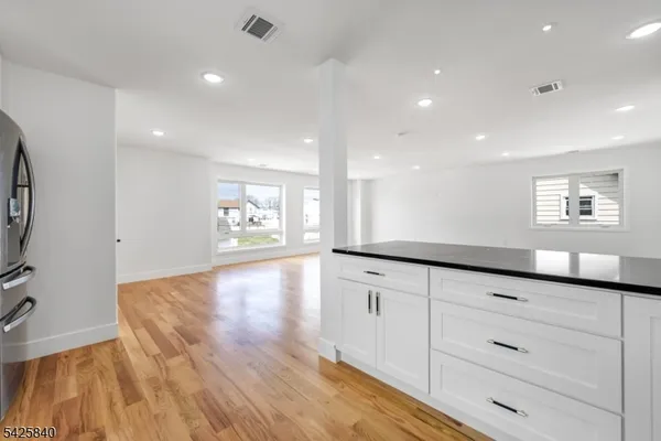 $4,800 | 270 Lafayette Avenue, Unit 2, Lyndhurst, NJ 07071