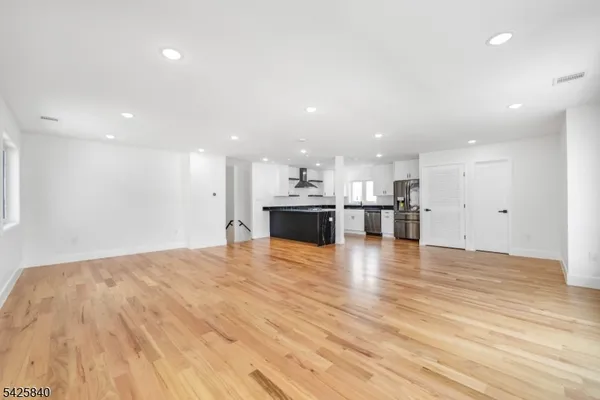 $4,800 | 270 Lafayette Avenue, Unit 2, Lyndhurst, NJ 07071