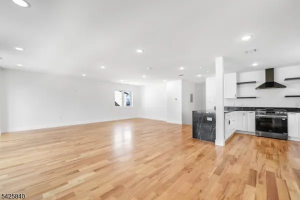 $4,800 | 270 Lafayette Avenue, Unit 2, Lyndhurst, NJ 07071