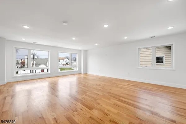 $4,800 | 270 Lafayette Avenue, Unit 2, Lyndhurst, NJ 07071