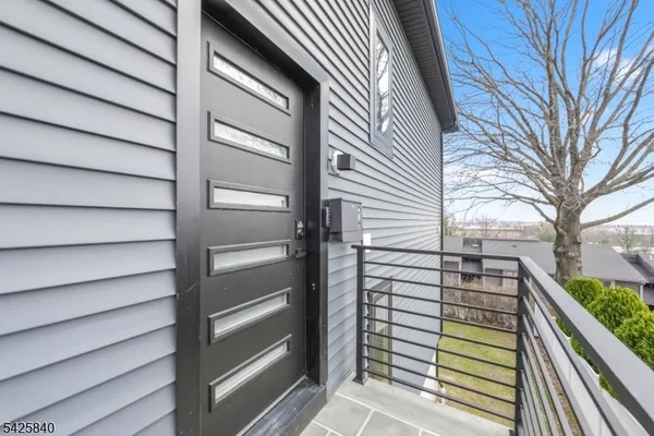 $4,800 | 270 Lafayette Avenue, Unit 2, Lyndhurst, NJ 07071