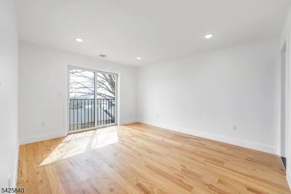 $4,800 | 270 Lafayette Avenue, Unit 2, Lyndhurst, NJ 07071