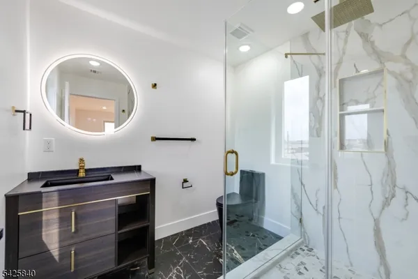 $4,800 | 270 Lafayette Avenue, Unit 2, Lyndhurst, NJ 07071