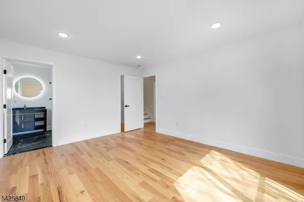 $4,800 | 270 Lafayette Avenue, Unit 2, Lyndhurst, NJ 07071