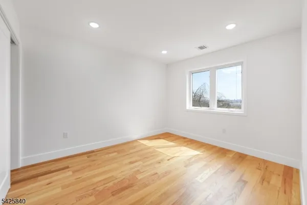$4,800 | 270 Lafayette Avenue, Unit 2, Lyndhurst, NJ 07071