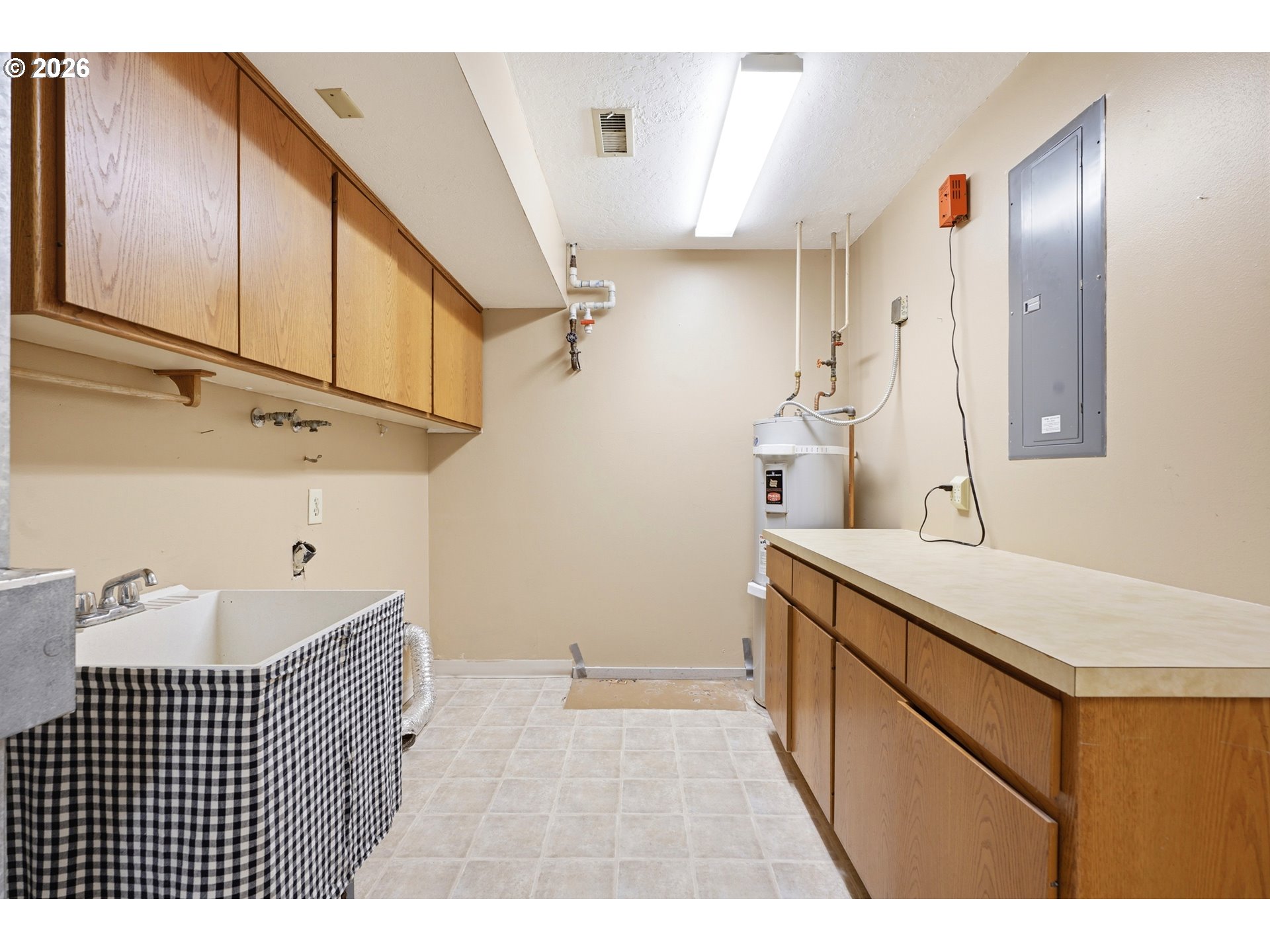 29870 South Dhooghe Road Colton, OR 97017 - Photo 27 of 48 a bathroom with a sink a mirror and a shower