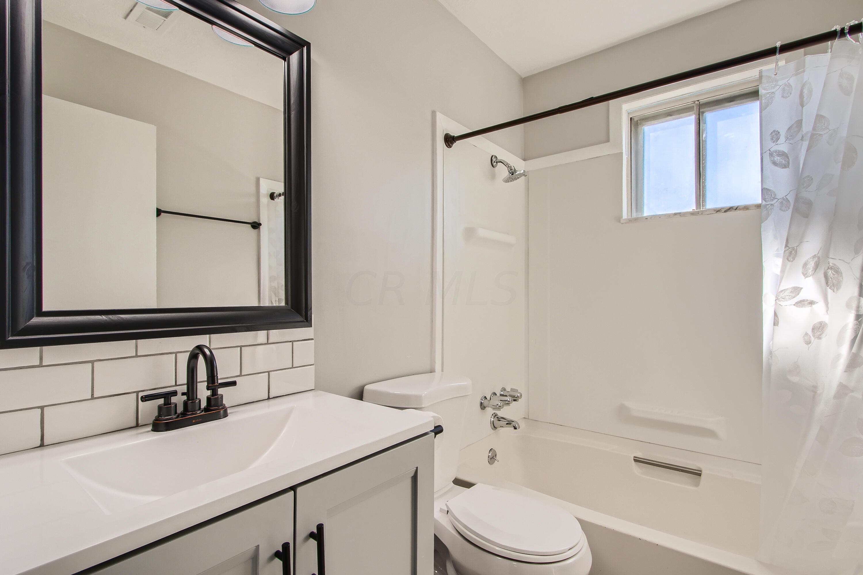 5209 Drivemere Road Hilliard, OH 43026 - Photo 17 of 28 20 Primary Bathroom