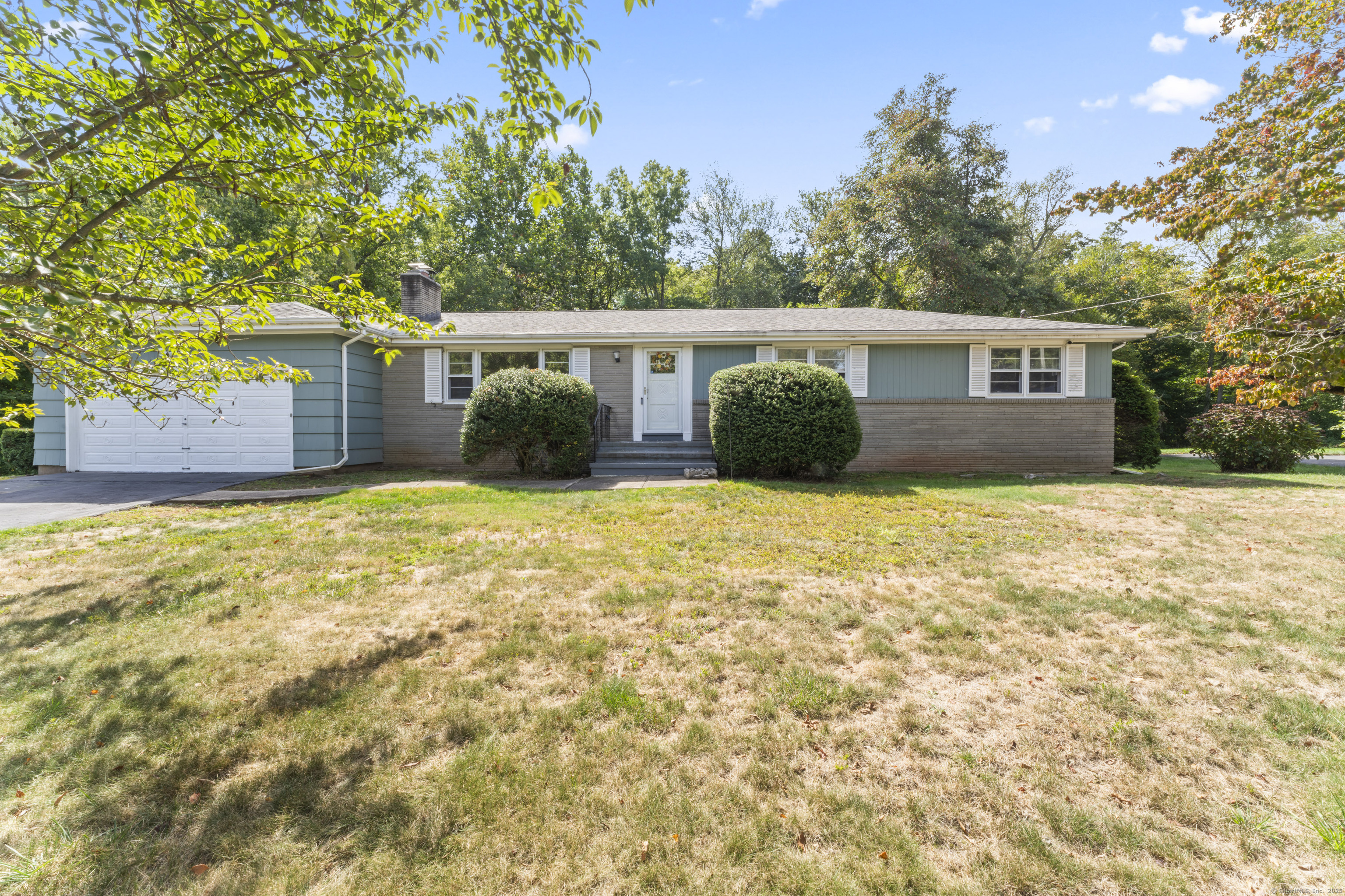 a view of a house with a yard