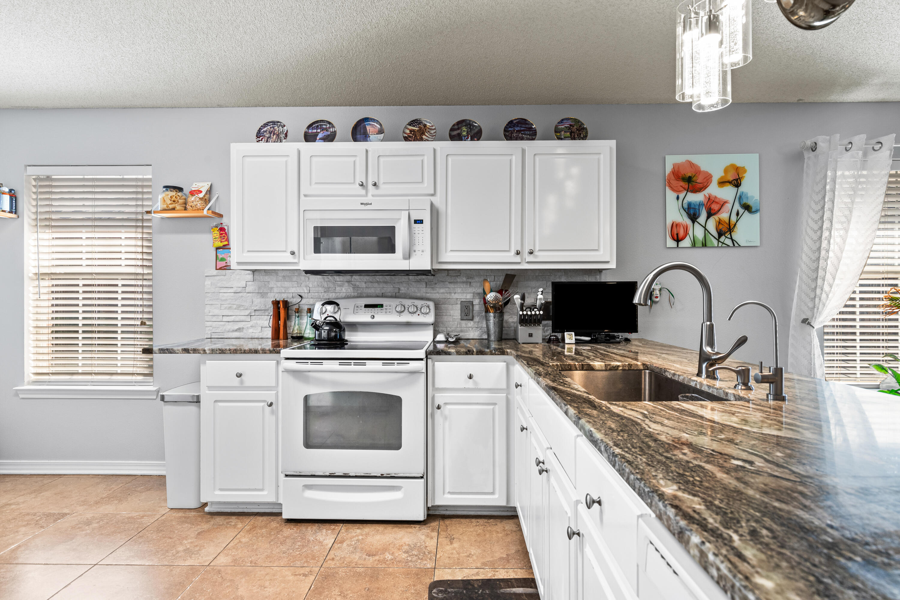 9749 Leeward Way Navarre, FL 32566 - Photo 9 of 31 Kitchen