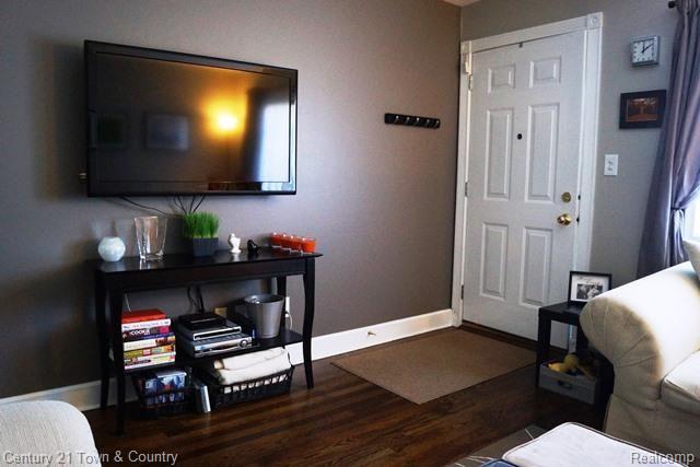 3191 Gerald Avenue Rochester, MI 48307 - Photo 2 of 20 LIVING ROOM 2.jpg