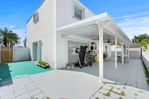 a view of a house with backyard