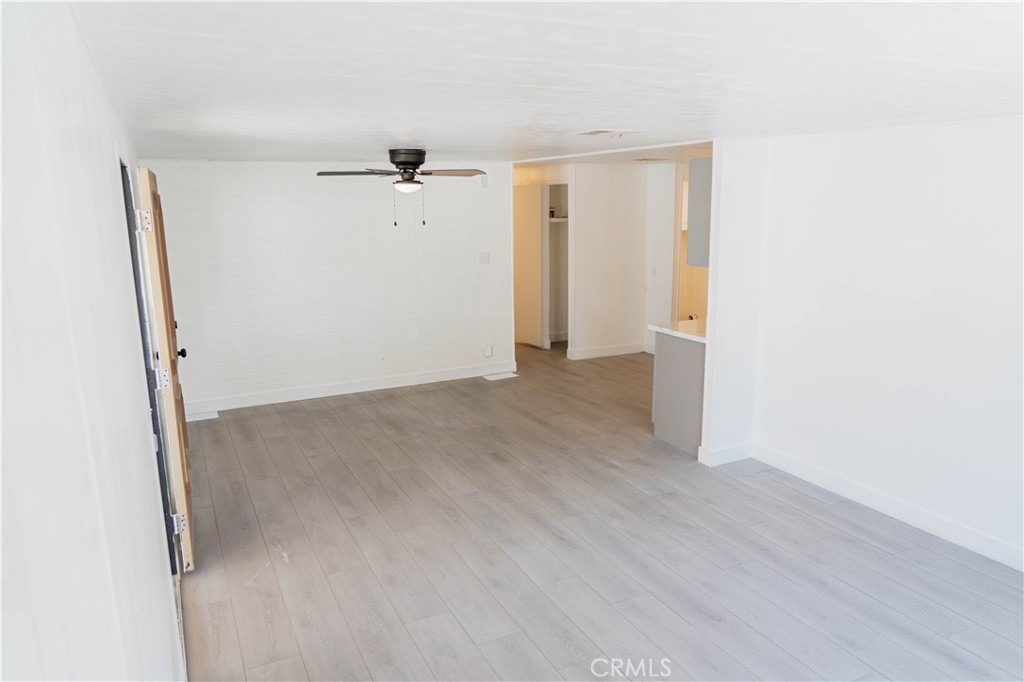 995 Pomona Road, Unit 33 Corona, CA 92882 - Photo 10 of 25 an empty room with a mirror