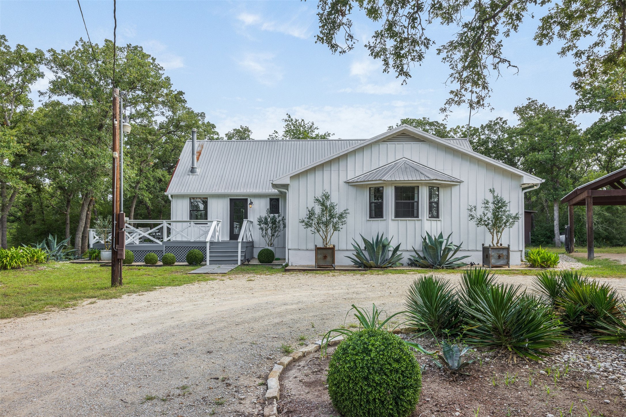 6811 Mockingbird Road Flatonia, TX 78941 - Photo 6 of 44 Circle drive in front of home