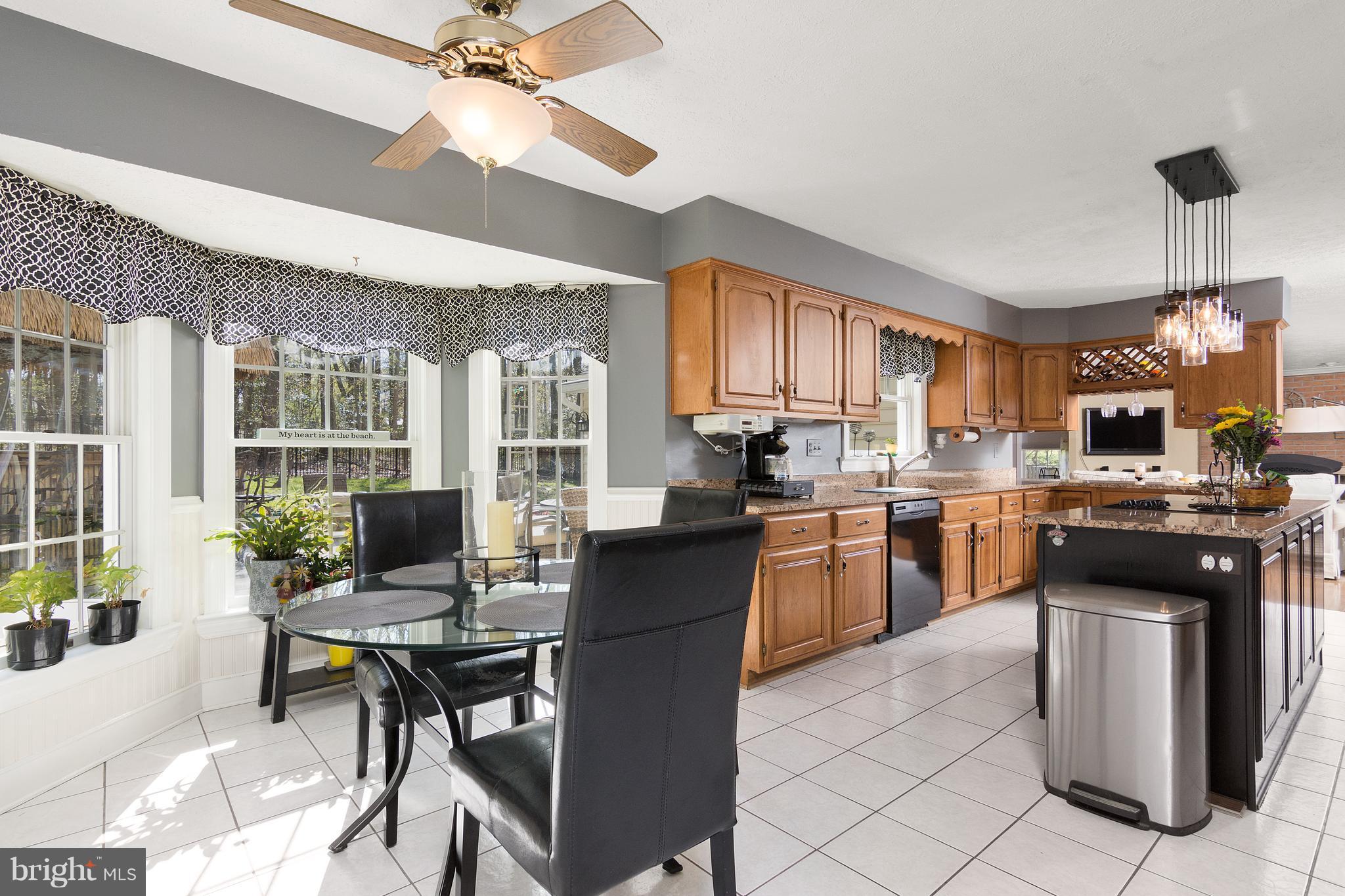 1679 Bayside Beach Road Pasadena, MD 21122 - Photo 10 of 29 Kitchen with Breakfast Nook
