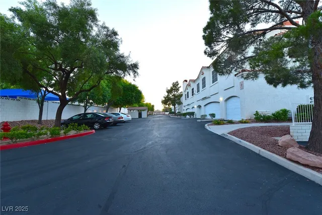 $1,375 | 2975 Bluegrass Lane, Unit 824, Henderson, NV 89074