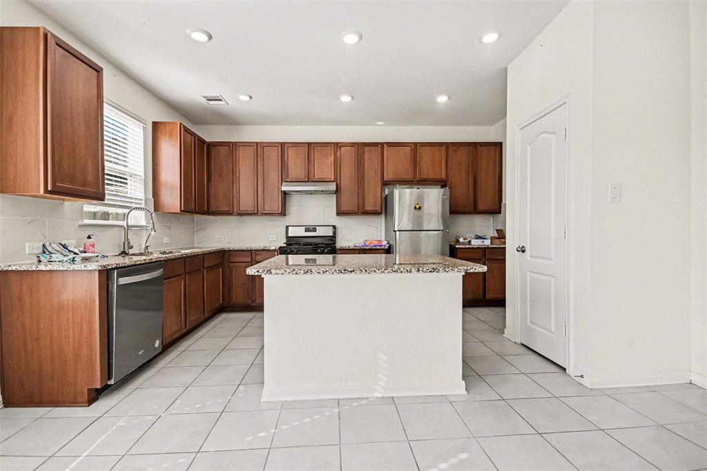 7218 Bakersfield Court Rosharon, TX 77583 - Photo 11 of 27