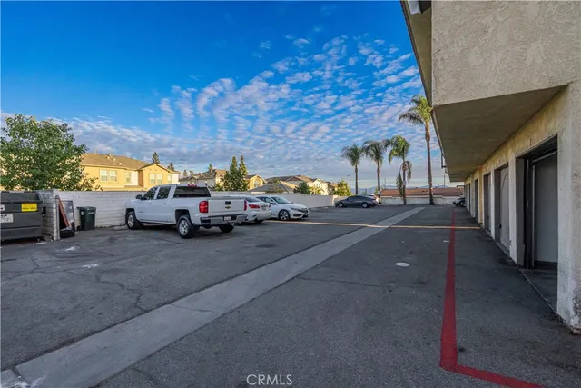 a view of an house with backyard