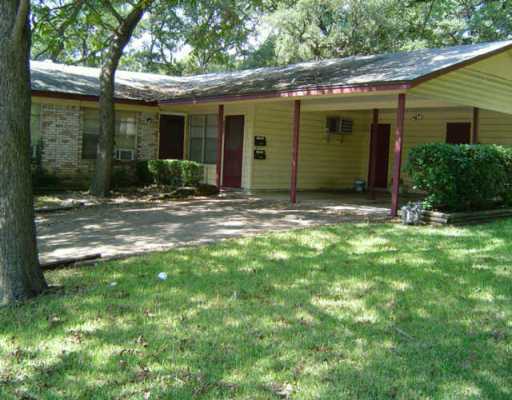 a view of a house with backyard and garden